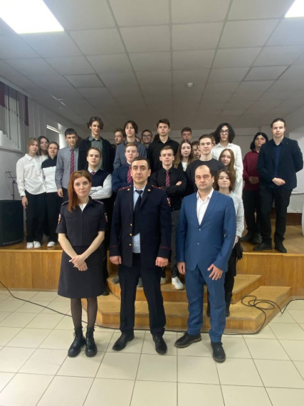 В лицее прошла встреча 10 «А», 8 «Б» и 9 «Б» классов с представителями Вихоревской станции энергоснабжения и начальником Братского отдела по борьбе с наркотиками..